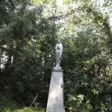 Scarpiniamo per qualche altro metro, lasciando alla nostra destra una statua raffigurante la Madonna l� presente sin dal giorno dell'apertura del Bonomo